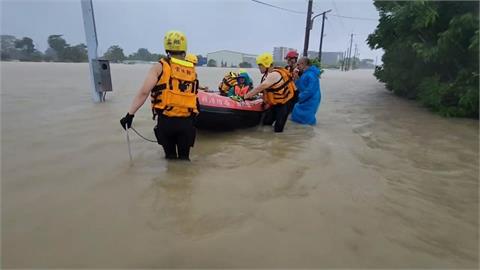 雲林斗南淹大水「一度深及胸口」　救難人員出動橡皮艇撤離民眾