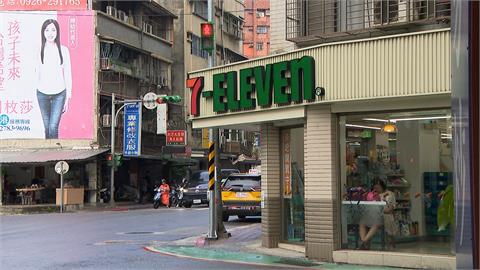 號誌高掛在2樓！　網友：是給長頸鹿看的號誌嗎？