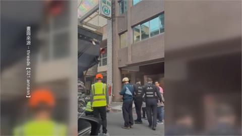 鋰電池丟進垃圾車　害垃圾車悶燒