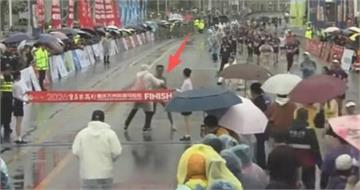 重慶馬拉松爆烏龍！冠軍選手衝線被攔停「帶離賽道」　本人賽後發聲了