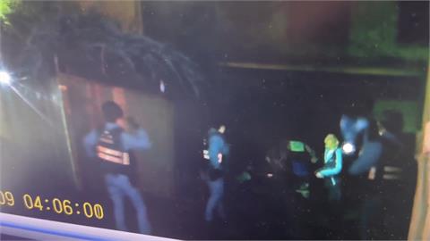男夜晚持2把麵包刀揮舞　警壓制被劃傷開4槍逮人