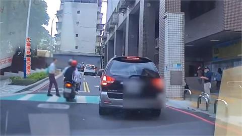 快新聞／開車不讓行人下場慘了！最高罰「這金額」　駕照直接噴了