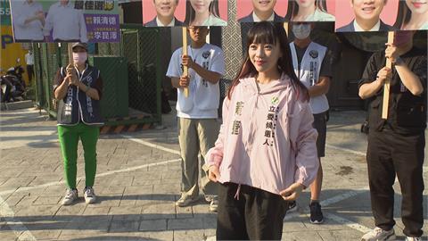 最喜歡的顏色! 黃捷一早路口拜票 "粉紅戰袍"亮相