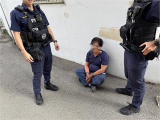 桃園通緝犯遭盤查拔腿逃 跑不到50公尺就落網