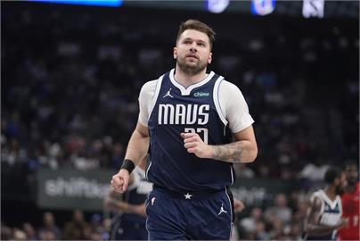 NBA／拄拐杖離開球場！耶誕大戰獨行俠傷歐洲金童　外媒曝：恐長期缺戰