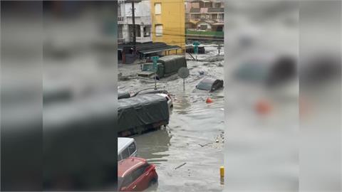 快新聞／比首波還大！馬太鞍溪堰塞湖第二波溢流　軍用卡車被沖走