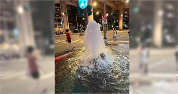 忙著趕場施工釀禍！北市吊車駕駛撞斷消防栓　大安路驚現「噴泉水樂園」