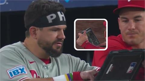 MLB(影)／比賽中「看平板」研究大谷50轟「如何揮棒」？史瓦伯超認真網友稱讚