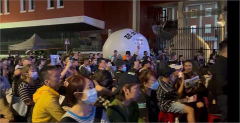 快新聞／韓國瑜宣布刑法藐視國會罪三讀　場外群眾怒喊：「下台！」