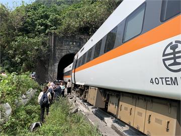 太魯閣號出軌／新北消防21車43人出發馳援