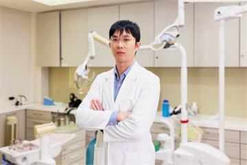 【有影】假牙也要下班休息!醫師教你3步驟遠離口臭與變形風險