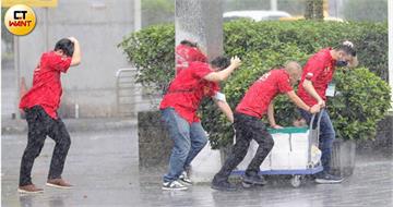 國家警報響了！豪雨特報「高屏一片紅」　大雷雨狂炸9縣市