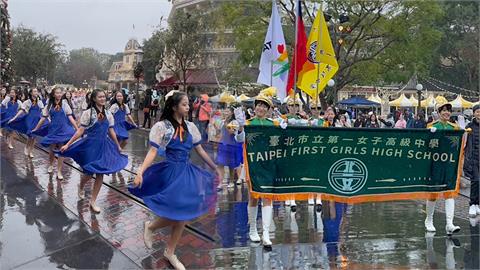 實現最美願望！北一女樂儀旗隊前進加州迪士尼　冒雨遊行獲全場掌聲