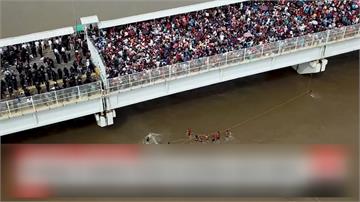 上千名宏都拉斯人「出逃」 擠墨瓜邊界大橋搶入美