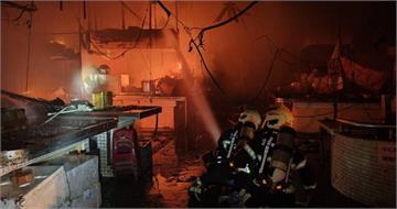 市場連環火！澎湖北辰市場凌晨陷火海　9車21人緊急滅火6攤全毀