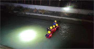 與哥哥在水圳旁嬉戲!5歲童落水溺斃 警消搜救4小時尋獲遺體