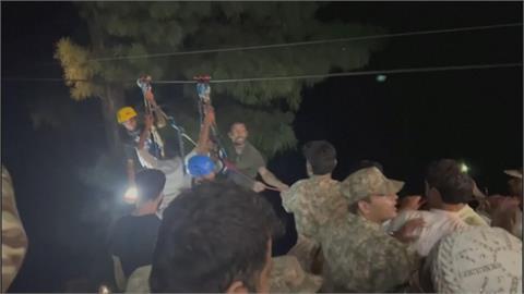 命懸一線！巴基斯坦山區纜車驚斷1纜　8名師生受困逾15小時獲救
