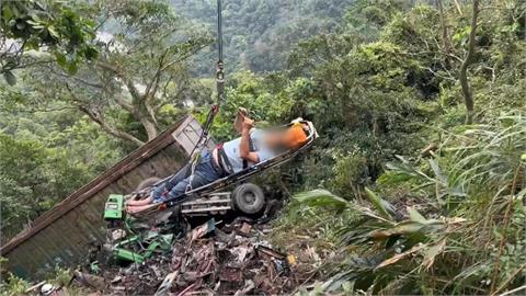 命大！大貨車翻落10公尺山坡　駕駛被彈出車外卡樹保命