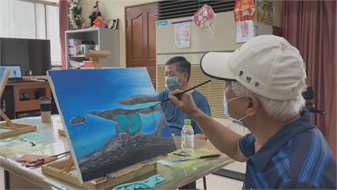 人老心不老！　「樂齡藝術村」露天展出長者畫作