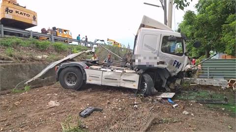 國道1號拖板車爆胎失控墜邊坡　清明收假車流一度回堵