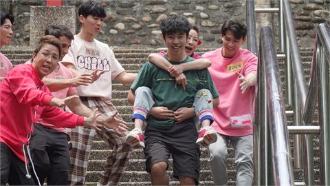 男同學單膝下跪大喊寶貝還揹下樓梯！楊繡惠歪樓「來找我，一輩子不用奮鬥」