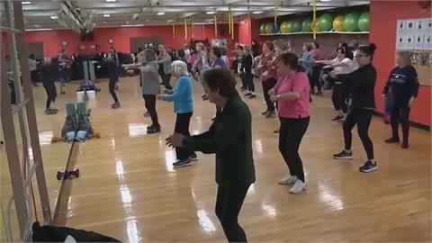 體力驚人！百歲阿嬤健身房過生日　竟能撐5分鐘平板式