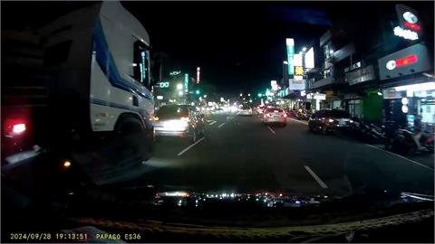 誇張！直行拖板車行駛內側左轉道　竟按喇叭狂逼左轉車