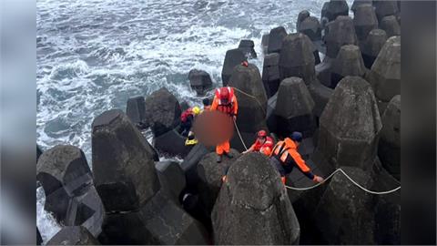 宜蘭外澳傳衝浪客溺水卡消波塊 送醫仍不治