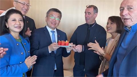 民視獨家直擊！與我立委團同班機　法友台主席為蔡其昌慶生