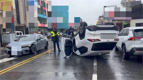 翻車瞬間曝光！宜蘭交通驚魂　小客車撞停等紅燈車