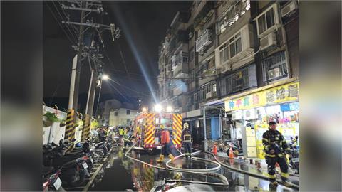 快新聞／新北泰山公寓竄火舌！多名住戶受困樓上　1人送醫