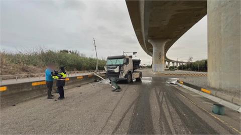 彎腰撿手機！苗栗聯結車偏離車道　撞斷２根號誌桿