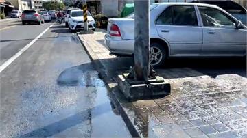 酒駕撞標誌桿火燒車 駕駛一度受困急救送醫