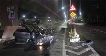台中驚悚車禍！男駕車高速撞分隔島　翻覆重傷一度無生命跡象