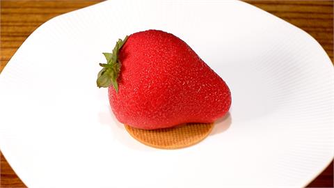 紅寶石巧克力包裹草莓醬加羅勒　閃電泡芙改用「菠蘿皮」