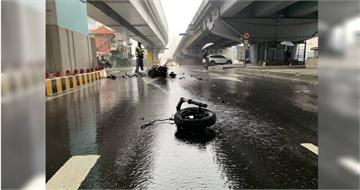 新莊死亡車禍！　「車輪噴飛」騎士猛撞橋墩搶救一夜不治