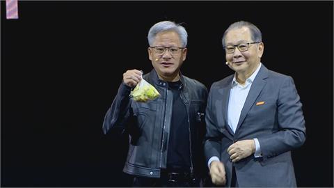 黃仁勳現身站台！力挺蔡力行主題演講　被送這禮物超開心