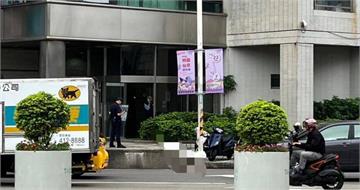 桃園市府圓環驚傳墜樓案 中年男子無生命跡象搶救中