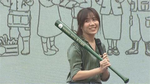 快新聞／美女醫拿球棒登場！　批藍委「作為」喊話民眾站出來捍衛台灣