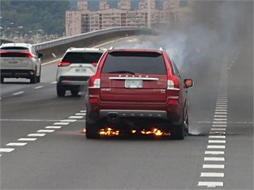 快新聞／國1五楊高架火燒車！　休旅車引擎突起火燃燒畫面曝光