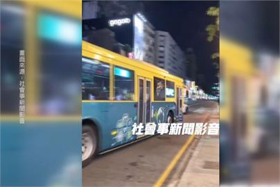 特斯拉擋公車去路被按喇叭　下車理論馬路大吵