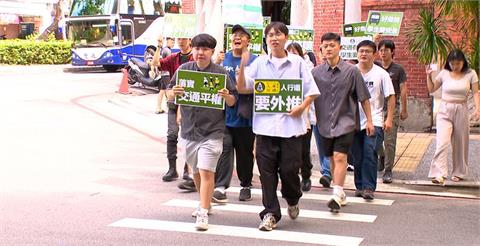 東海女大生魂斷公車輪！大批學生返現場致哀控：行人地獄