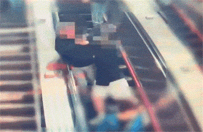 快新聞／北捷手扶梯變擂台！北車「插隊」爆衝突…2男扭打畫面曝