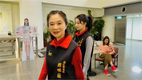 快新聞／布局接班？應曉薇攜愛女現身KMT黨慶　熱情擁抱支持者
