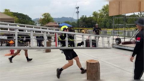 獨／模擬與死神賽跑！　台灣消防員國際邀請賽「負重爬梯」