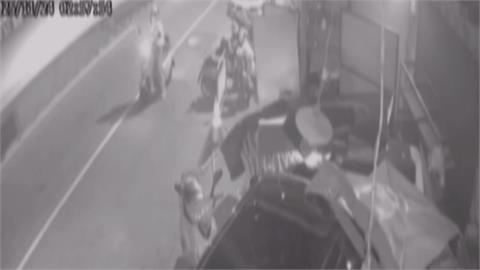 台中百年好甜麵包攤遭撞毀　惡駕駛倒車加速逃逸後棄車失聯