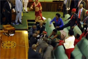 烏干達國會也打群架 揮舞麥克風架、拉扯超火爆