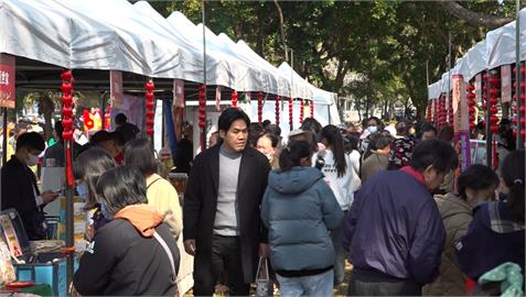 嘉義年貨市集聚集200攤位　翁章梁發蛇年小紅包超熱鬧