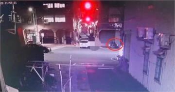 高雄深夜21歲男騎士被左轉車撞飛　人車彈射撞牆慘死監視器全錄