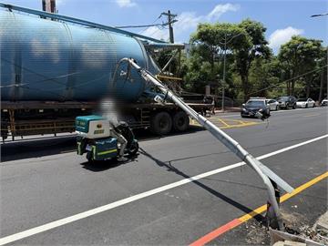 苗栗曳引車載運水泥槽勾到電纜線　燈桿應聲倒下